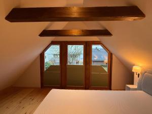 Giường trong phòng chung tại Seeblick Cottage