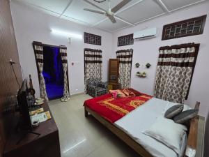 En eller flere senge i et værelse på Green Reed Resort By Meenakshi, Kaziranga