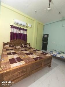 een slaapkamer met een bed in een kamer bij Om guest house in Jasidih