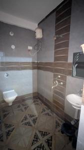 een badkamer met een wastafel en een toilet bij Portal Apartment in Arambol