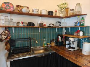 Køkken eller tekøkken på Soulful Love Nest + 28 billeder