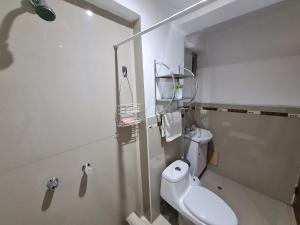 een kleine badkamer met toilet en wastafel bij WASI in Cuzco +27 foto's
