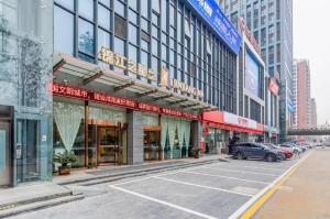 een straat met een parkeerplaats voor een gebouw bij Jinjiang Inn Select Xixian New Distict Century Avenue in Xianyang