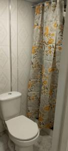 Et badeværelse på casa de hospedaje urcunina