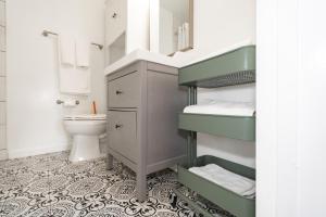 Koupelna v ubytování Takoma Park Home ~ 6 Mi to the National Mall! + 22 fotografií