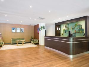 a lobby with a waiting room with a counter and chairs at ibis Rotorua in Rotorua