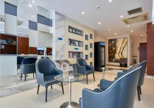 a waiting room with chairs and a glass table at City Comfort Inn Liuzhou Baisha Bus Station Shengli Barbecue City in Liuzhou