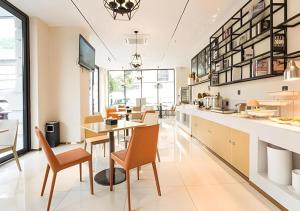 a kitchen with a table and chairs in a room at City Comfort Inn Liuzhou Chengzhong Wanda Haiguan in Liuzhou