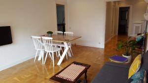 - un salon avec une table et des chaises dans l'établissement Apartamento Vuelta del Castillo, à Pampelune