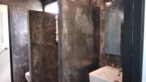 une salle de bains avec toilettes et lavabo dans l'établissement กัสเกรซ โฮมสเตย์, à Pak Chong 38 autres photos