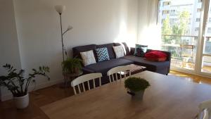 uma sala de estar com um sofá e uma mesa em Apartamento Vuelta del Castillo em Pamplona