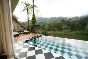 een veranda met een geblokte vloer op een huis bij Blanket Riverside Resort and Spa in Munnar