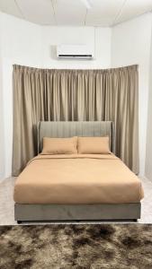 En eller flere senge i et værelse på Mimi Homestay Tanjong Malim