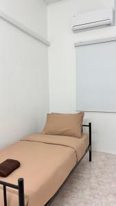 En eller flere senge i et værelse på Mimi Homestay Tanjong Malim