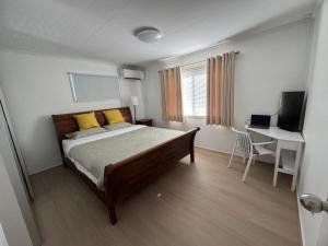 En eller flere senge i et værelse på 3 Bedrooms in Entire Upstairs Level in Bray Park