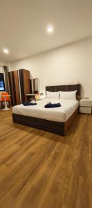 En eller flere senge i et værelse på Tiger Nanai guest house