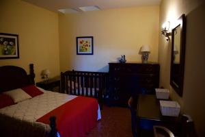 A bed or beds in a room at Casa Rural de Tío Félix