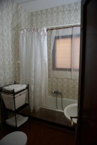 A bathroom at Casa Rural de Tío Félix Még 37 kép