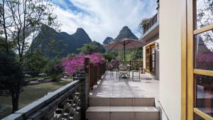 Nespecifikovaný výhled na hory nebo výhled na hory při pohledu z venkovského domu