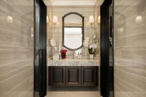 een badkamer met een wastafel en een spiegel bij 青岛阿特拉酒店 in Qingdao +96 foto's