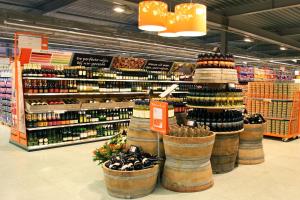 un magasin rempli de nombreuses bouteilles de vin dans l'établissement Il bacio Holidayhouse, à Rome