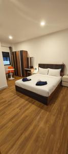 En eller flere senge i et værelse på Tiger Nanai guest house