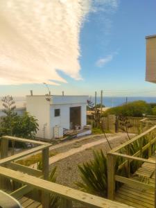 een huis aan het strand met een hek bij Cabañas la boca 3 in La Boca