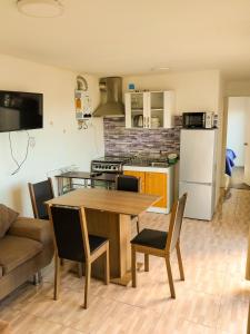 een keuken en eetkamer met een tafel en stoelen bij Cabañas la boca 3 in La Boca