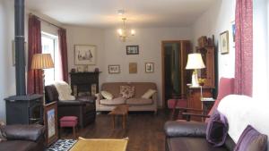 uma sala de estar com um sofá e uma lareira em An Bruachan B&B em Kenmare