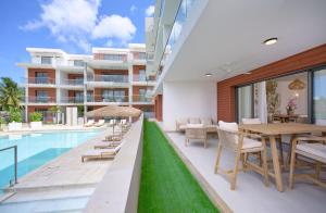 Bazén v ubytování Résidence ORYAM nebo v jeho okolí