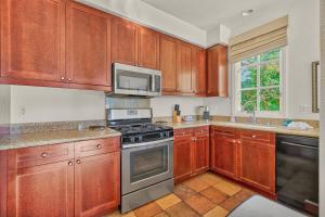 Køkken eller tekøkken på LV217 Superb 2 Bedroom Overlooking the Lap Pool + 30 billeder