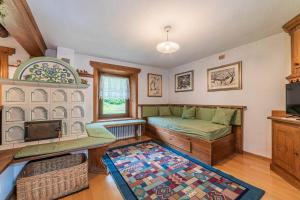 un soggiorno con un divano e una TV di Da La Auri a Canale dʼAgordo