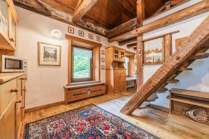 un soggiorno con scala in una cabina di Da La Auri a Canale dʼAgordo