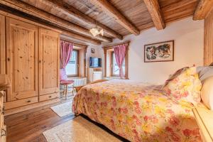 una camera da letto con un letto e un soffitto in legno di Da La Auri a Canale dʼAgordo