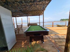 una mesa de billar en la terraza de una casa en Kribi-Lodge, en Kribi