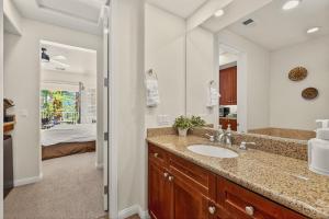 En eller flere senge i et værelse på LV027 Upstairs Studio Overlooking Lap Pool