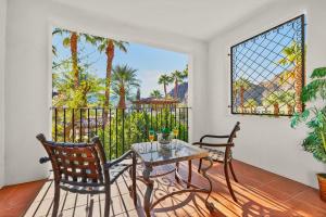 En balkon eller terrasse på LV027 Upstairs Studio Overlooking Lap Pool