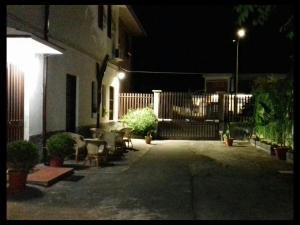 un patio nocturno con mesa y sillas en Bed & Breakfast Fontanarossa Airport -Private Parking- en Catania