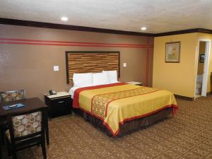 Un pat sau paturi într-o cameră la Diamond Inn