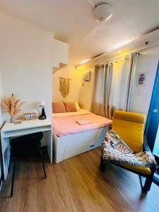 una camera da letto con un letto, una scrivania e una sedia di Casa con Amor Newly Renovated Boho Home QC a Manila