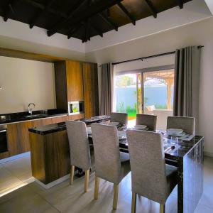 ein Esszimmer mit Tisch und Stühlen in der Unterkunft Luxury Villa with Private Swimming Pool in Manama