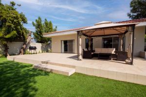 eine Terrasse mit einem Pavillon in einem Hof in der Unterkunft Luxury Villa with Private Swimming Pool in Manama