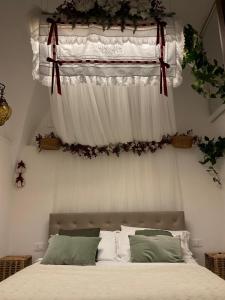 a window above a bed in a bedroom at Ca' Teatro Vecchio in Manfredonia