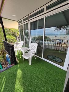una veranda riparata con sedie e vista sull'oceano di Mong DOO SEA HOME 