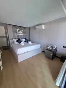 una camera da letto con un grande letto bianco e un tavolo di Mong DOO SEA HOME 