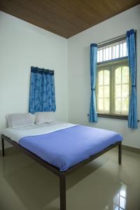 Postel nebo postele na pokoji v ubytování Rukmini Kunj