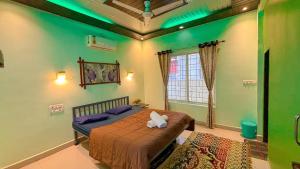 En eller flere senge i et værelse på Saffron villa + 18 billeder