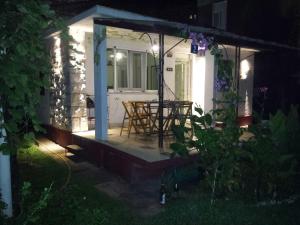 een veranda van een huis met een tafel en stoelen bij Vintage Summer House in Budva