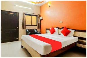 Postel nebo postele na pokoji v ubytování Sunrise Grand Inn Near Agra Lucknow Express Way - Lift and Restaurant Service # Fully Air conditioning Premium Room - Best Premium Hotel In Lucknow + 12 fotografií