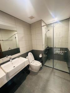 un bagno con lavandino, WC e doccia di Vinhomes Grand Park the Beverly a Gò Công